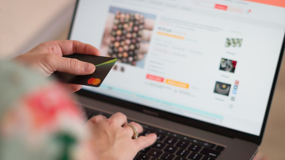 Prime Day Online-Shopping mit Kreditkarte am Laptop
