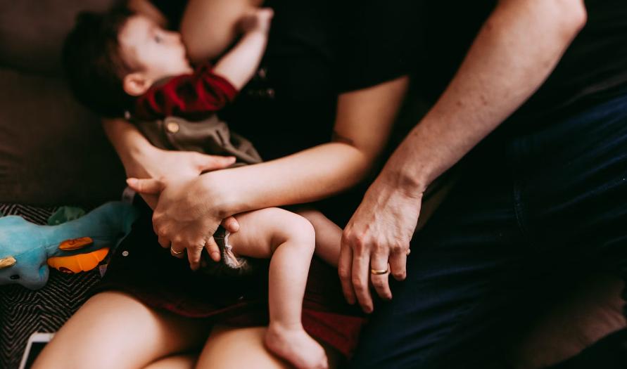 Ein umfassender Leitfaden: Wie man die Brust mit Hand abpumpt